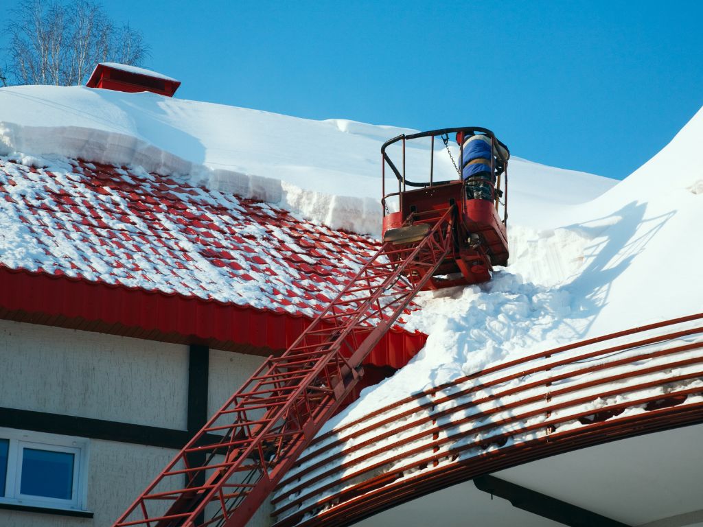 Защо е важен професионалният преглед на покрива преди зимата