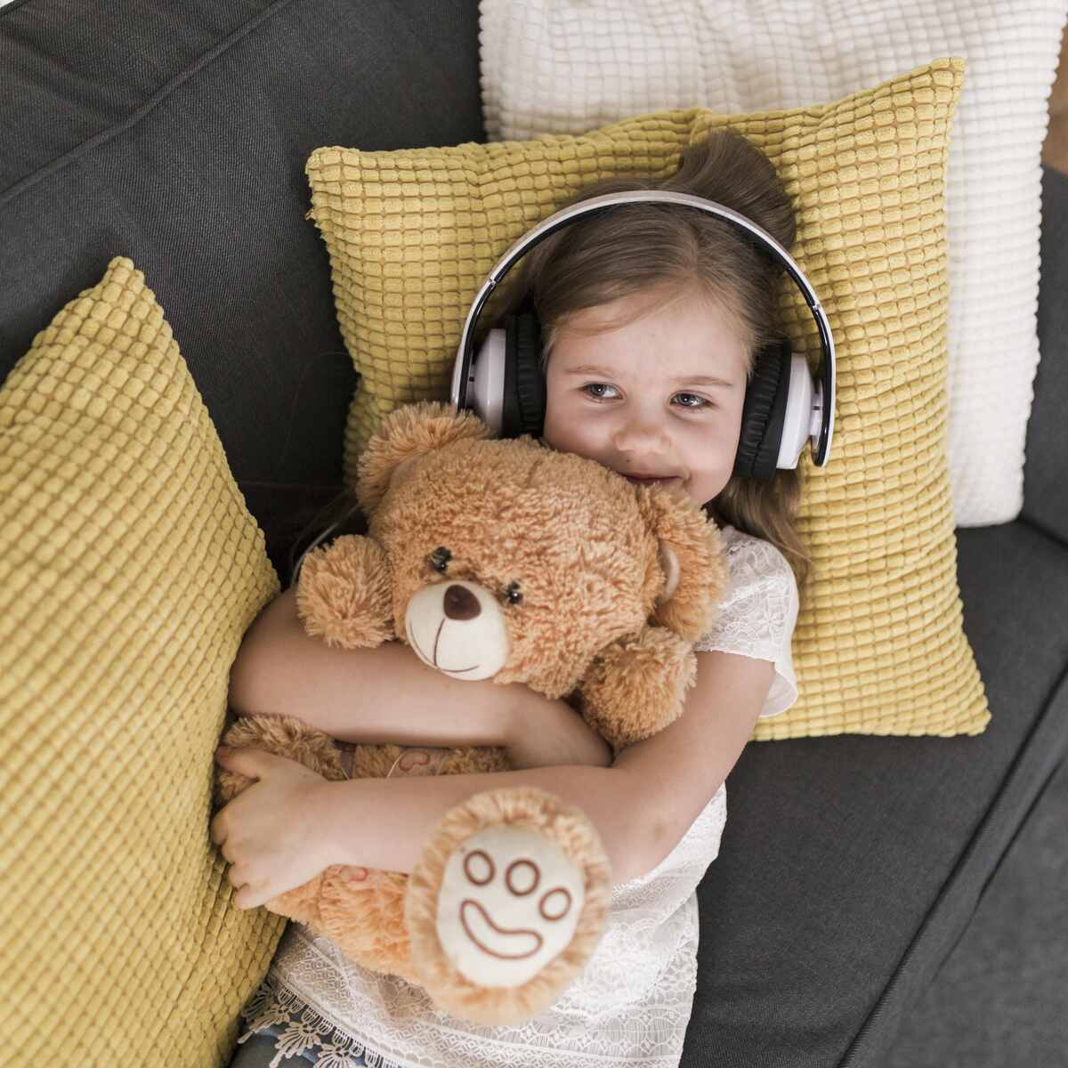 Играчките, които пеят: Как музиката помага на бебетата да се развиват?